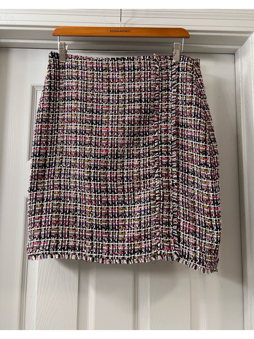 Ann Taylor Multicolor Tweed Mini Skirt - Pink, Black, White Sz 8
Workday
